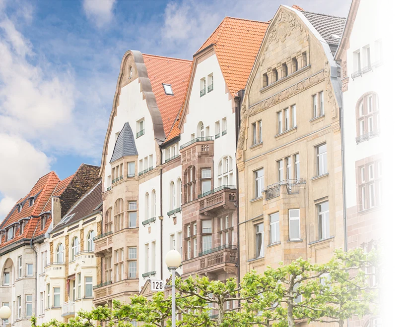 Häuserzeile mit historischen Stadthäusern als Beispiel für wertvolle Immobilien zur Übertragung.